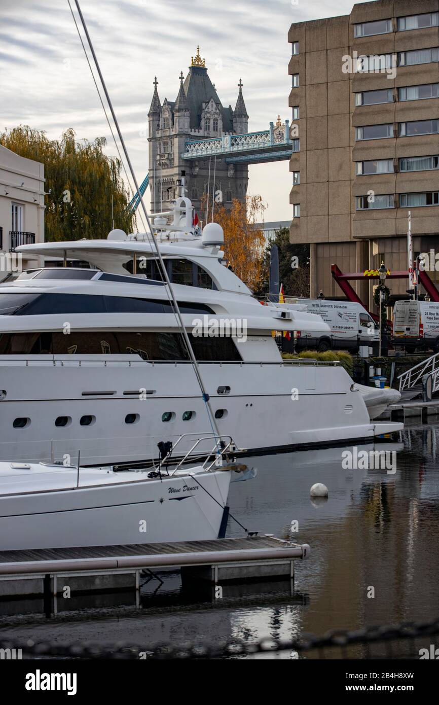 Bateaux Dans Thames Harbour, St. Katharine Docks Drawbridge & Locks, Londres, Royaume-Uni, Banque D'Images