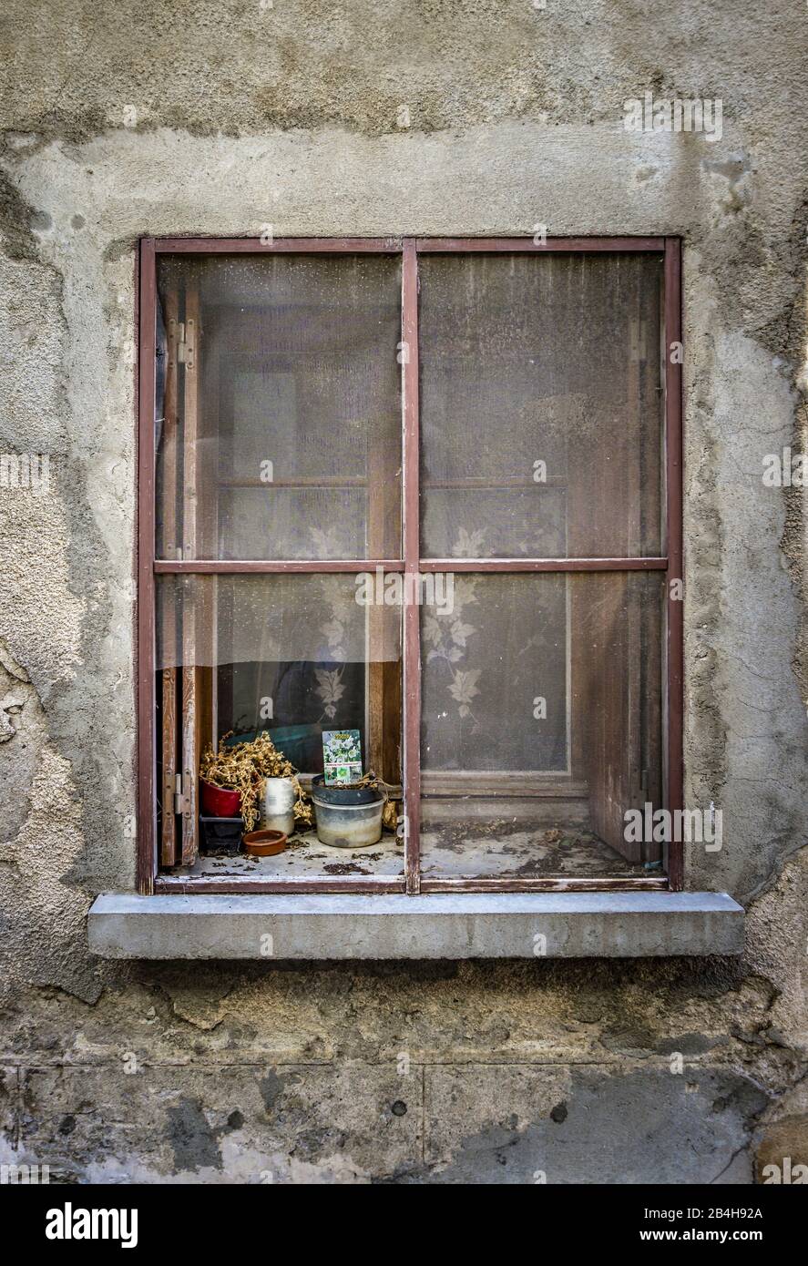 Ancienne fenêtre avec écran à vol à Fleury d'Aude Banque D'Images