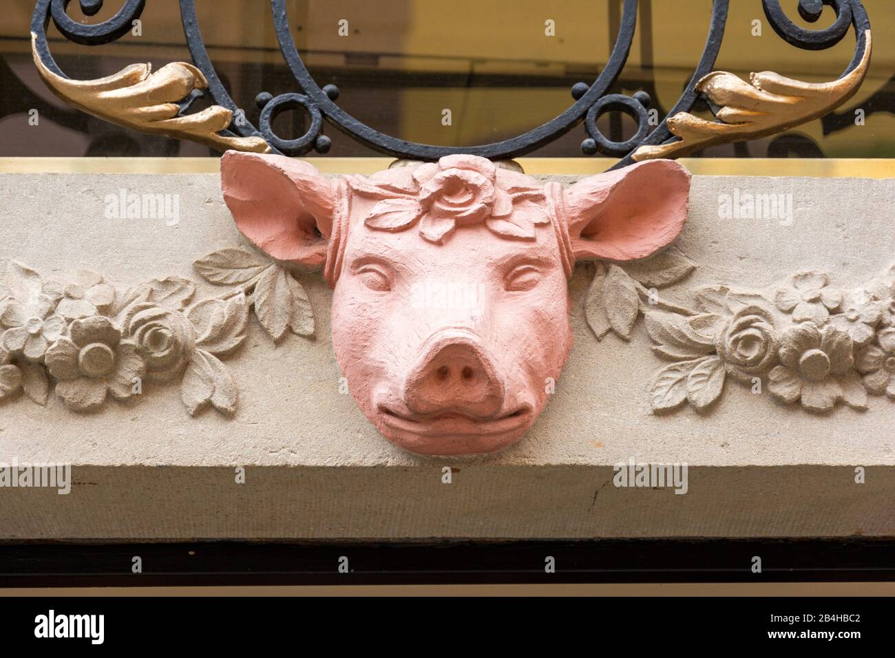 France, Alsace, Wissembourg, frites avec tête de porc. Banque D'Images