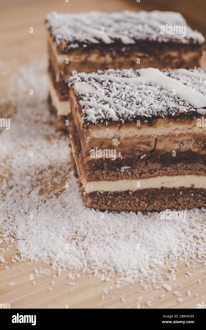 Fermez deux morceaux de gâteau à la noix de coco avec une couche de chocolat Banque D'Images