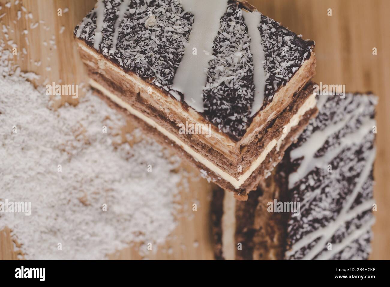 deux morceaux de gâteau à la noix de coco avec un flocon de noix de coco Banque D'Images