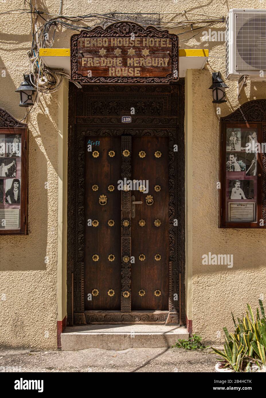 Destination Tanzanie, Ile de Zanzibar: Impressions de Stone Town, le plus ancien quartier de Zanzibar City, la capitale de l'Etat tanzanien de Zanzibar. Freddy Mercury House, porte d'entrée. Banque D'Images