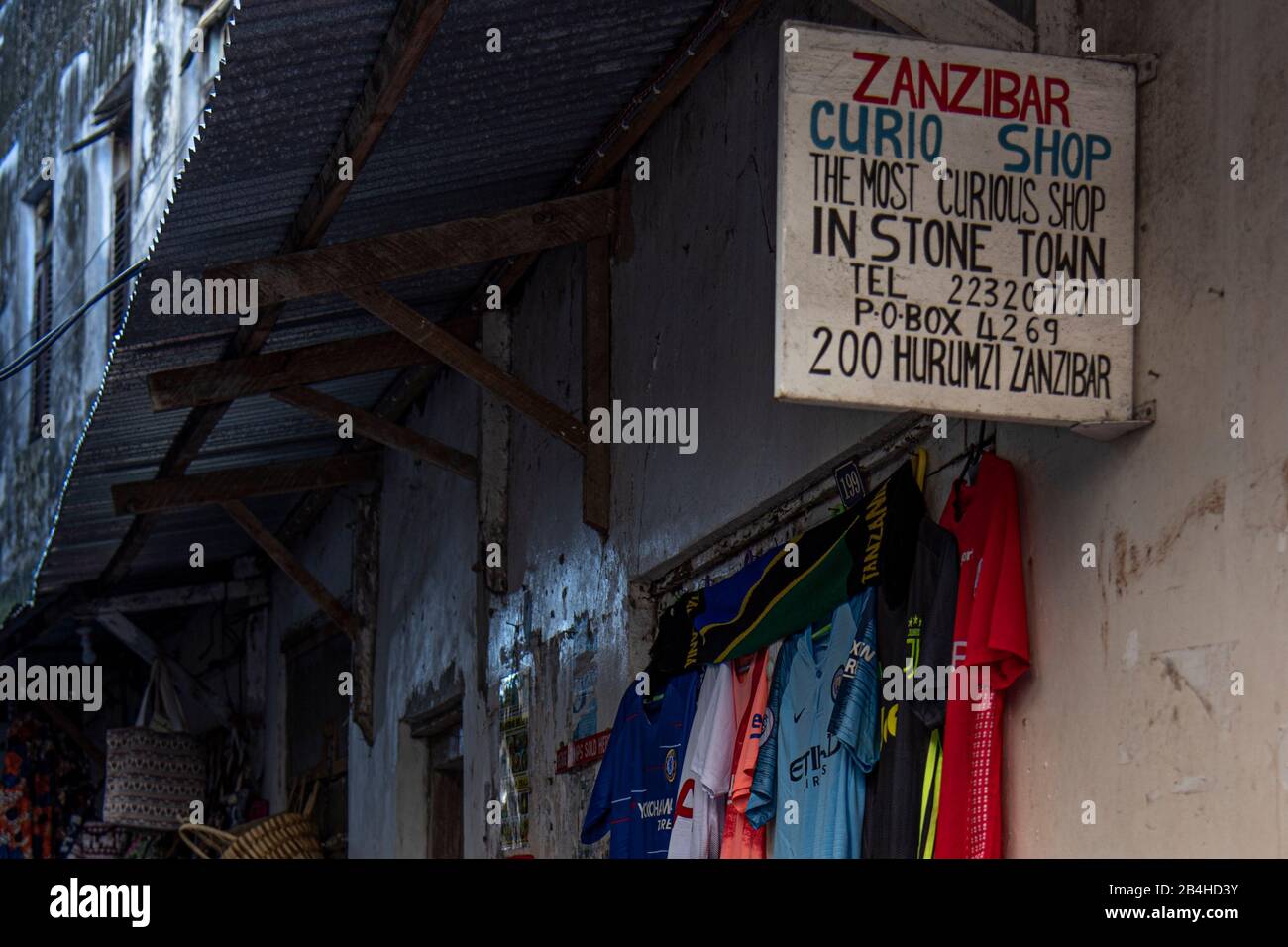 Destination Tanzanie, Ile de Zanzibar: Impressions de Stone Town, le plus ancien quartier de Zanzibar City, la capitale de l'Etat tanzanien de Zanzibar. Boutique Zanzibar Curio Banque D'Images