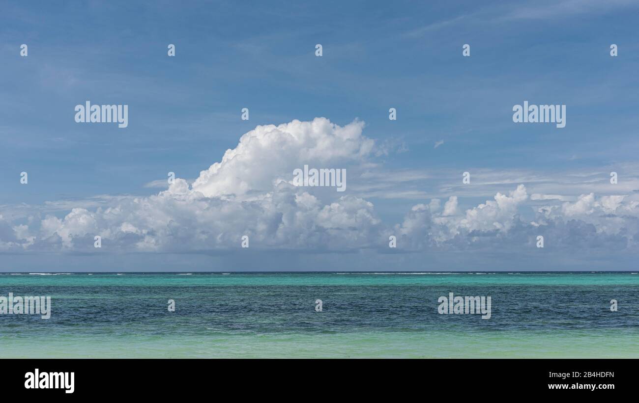 Zanzibar, Tanzanie: Plage de rêve sur la côte est de cette île africaine dans l'océan Indien. Bleu turquoise mer, ciel avec quelques nuages inoffensifs: Pure humeur de vacances. Banque D'Images