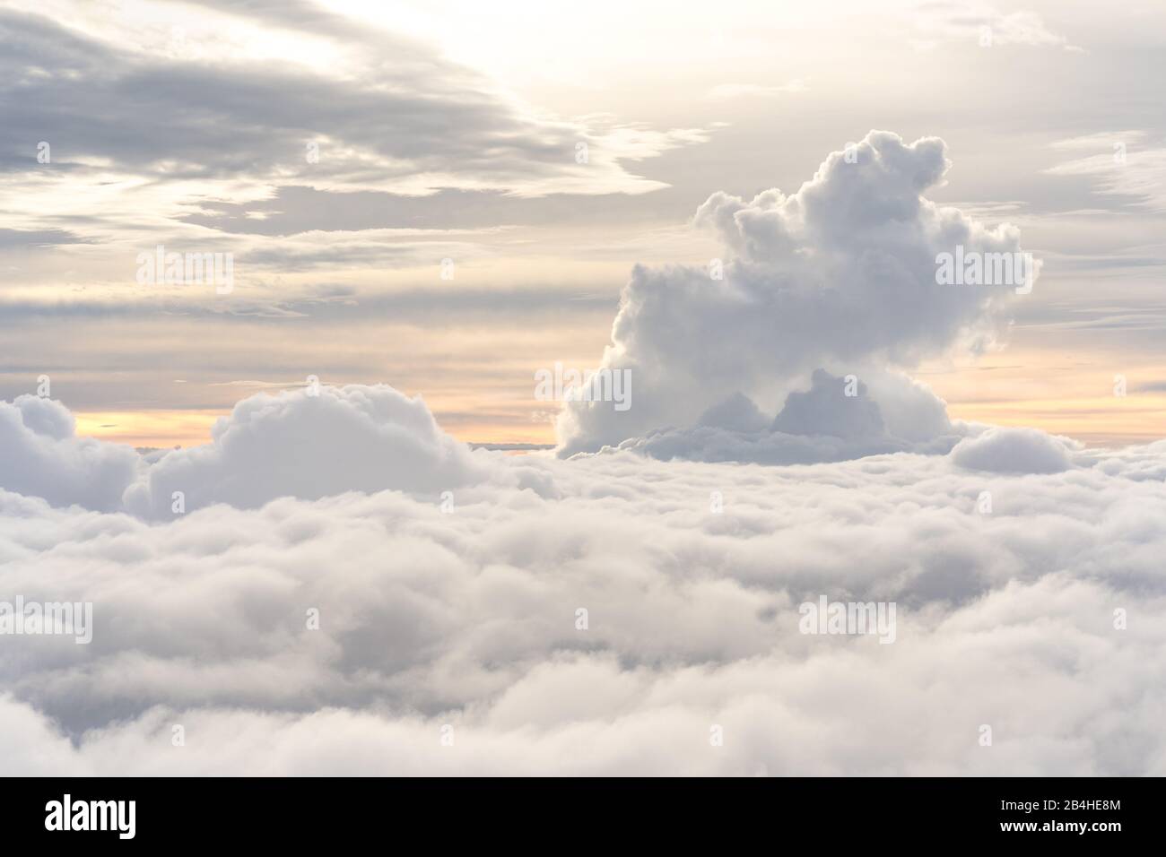 Vue magnifique depuis les nuages au crépuscule Banque D'Images
