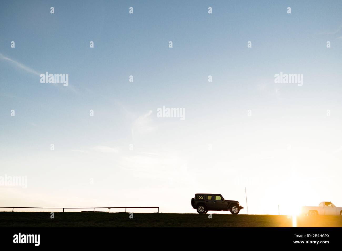 Silhoueté voitures garées sur la colline à l'heure d'or à Waco Texas Banque D'Images