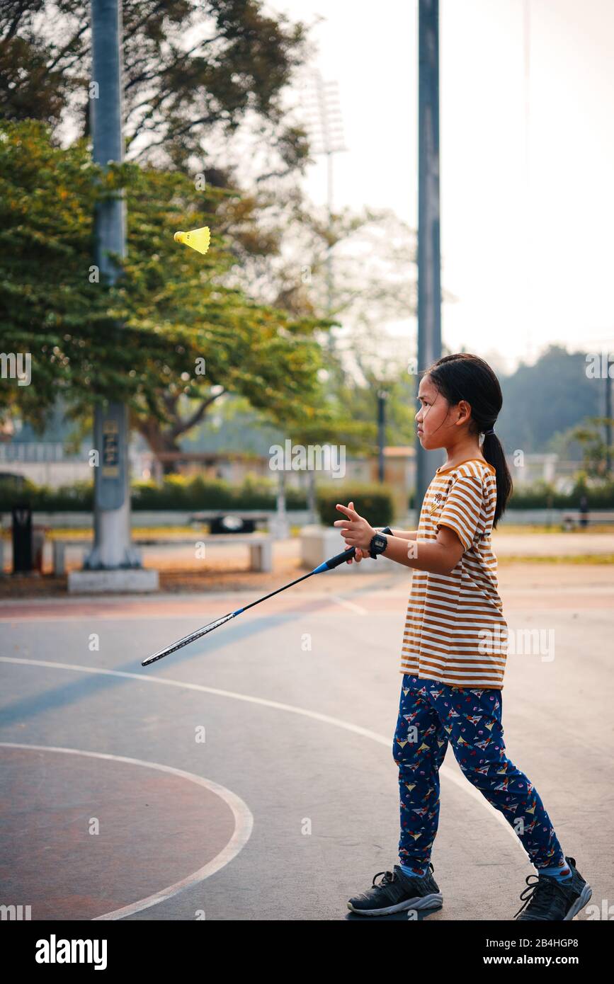 Une fille pratique le badminton Banque D'Images