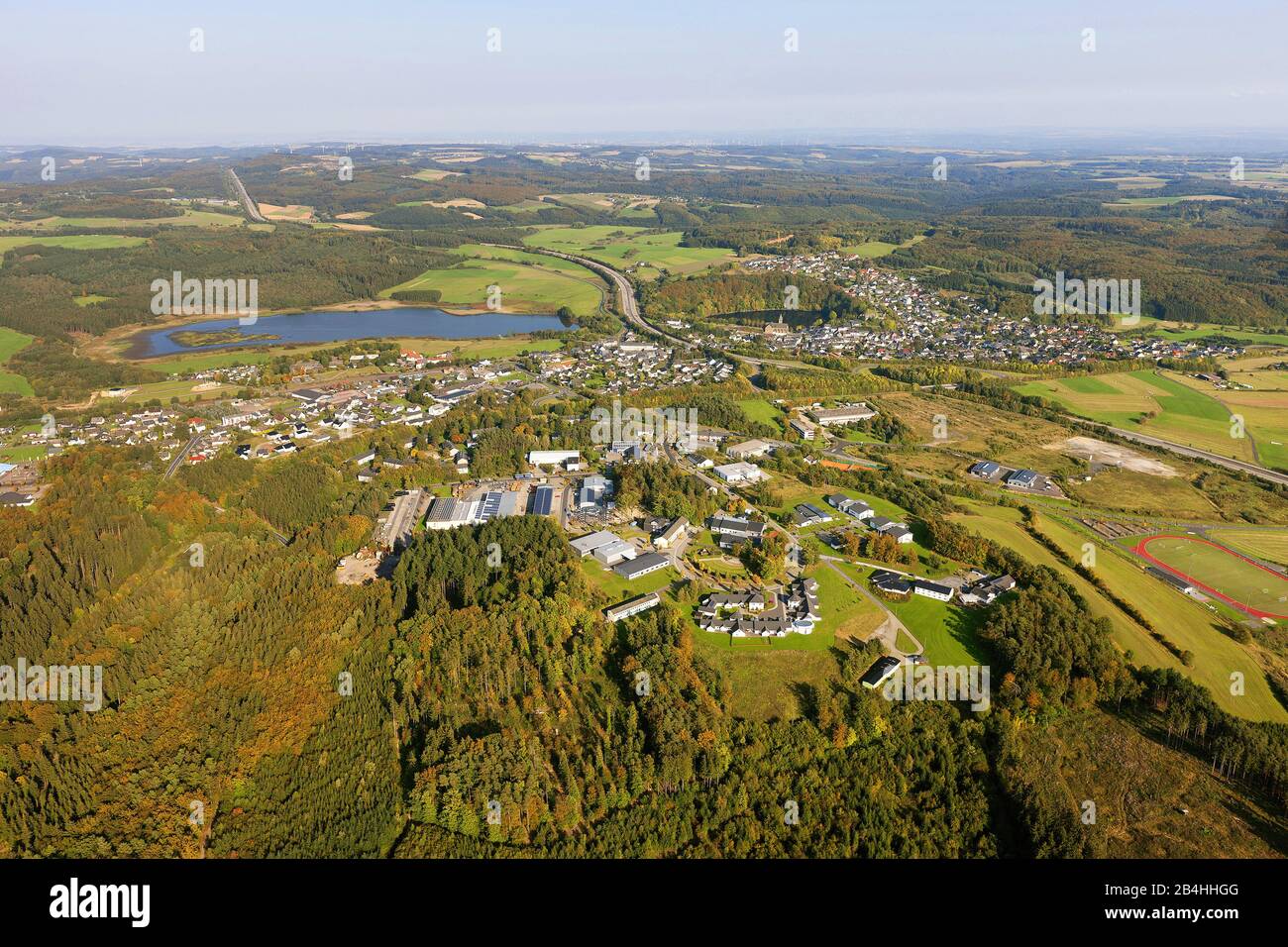 , ville d'Ulmen avec lac Jungferweiher et Ulmener Maar, vue aérienne, 25.09.2011, Allemagne, Rhénanie-Palatinat, Ulmen Banque D'Images