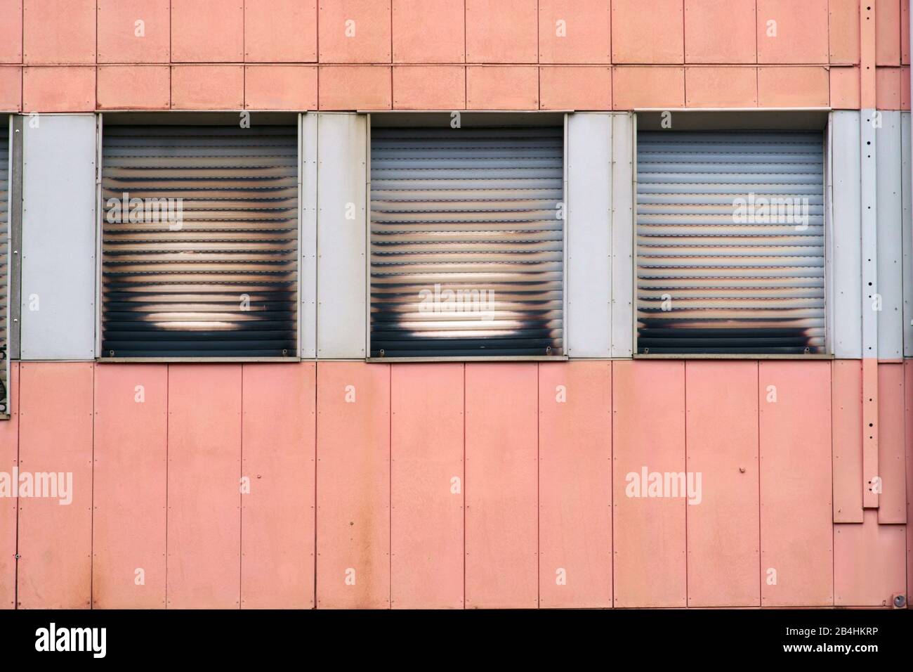 Des traces de fumée et des traces de fumée sur les stores abaissés d'un appartement à la suite d'un incendie. Banque D'Images