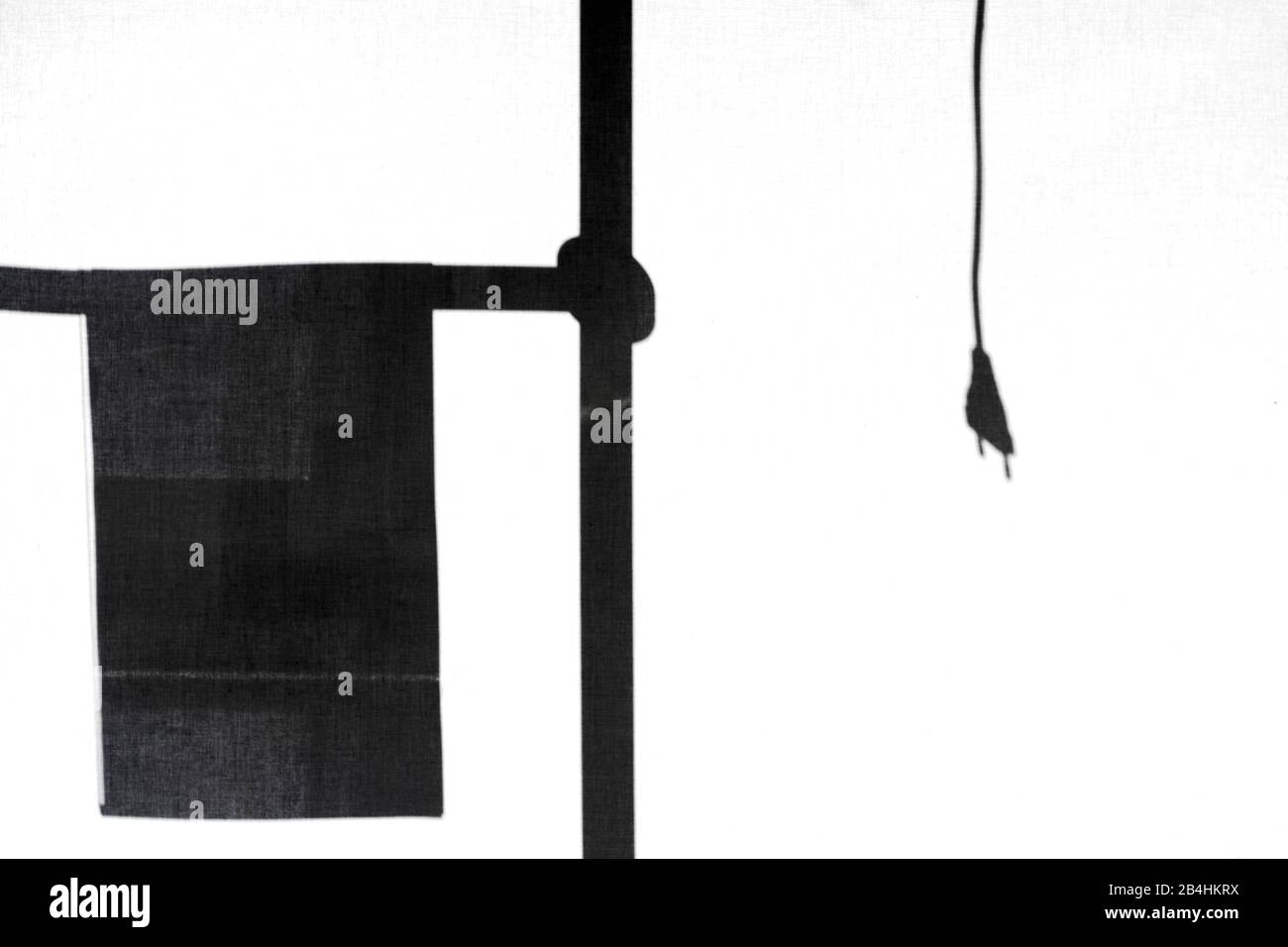 La silhouette et le contour d'une serviette et des ombres coulées de câble électrique. Banque D'Images