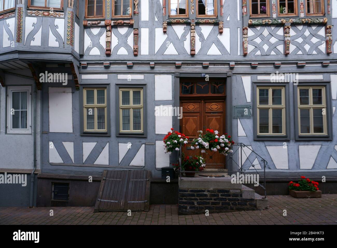 La façade décorée de la maison Duchscher à Hadamar, une maison à colombages classée. Banque D'Images