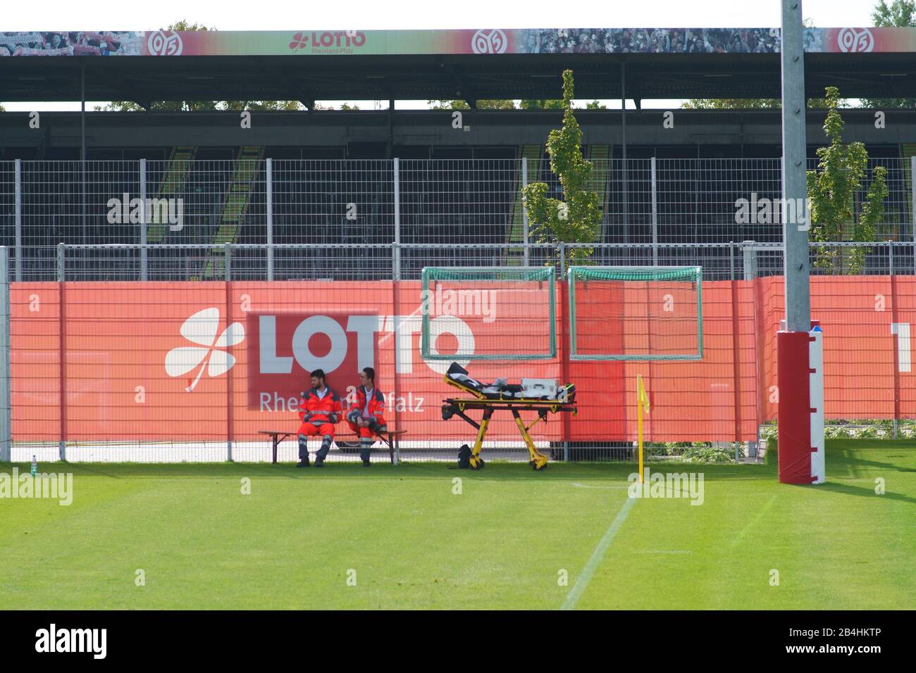 Deux paramédicaux sont assis sur la touche lors d'un match de la ligue nationale junior de la 1ère FSV Mainz 05 à Mainz. Banque D'Images