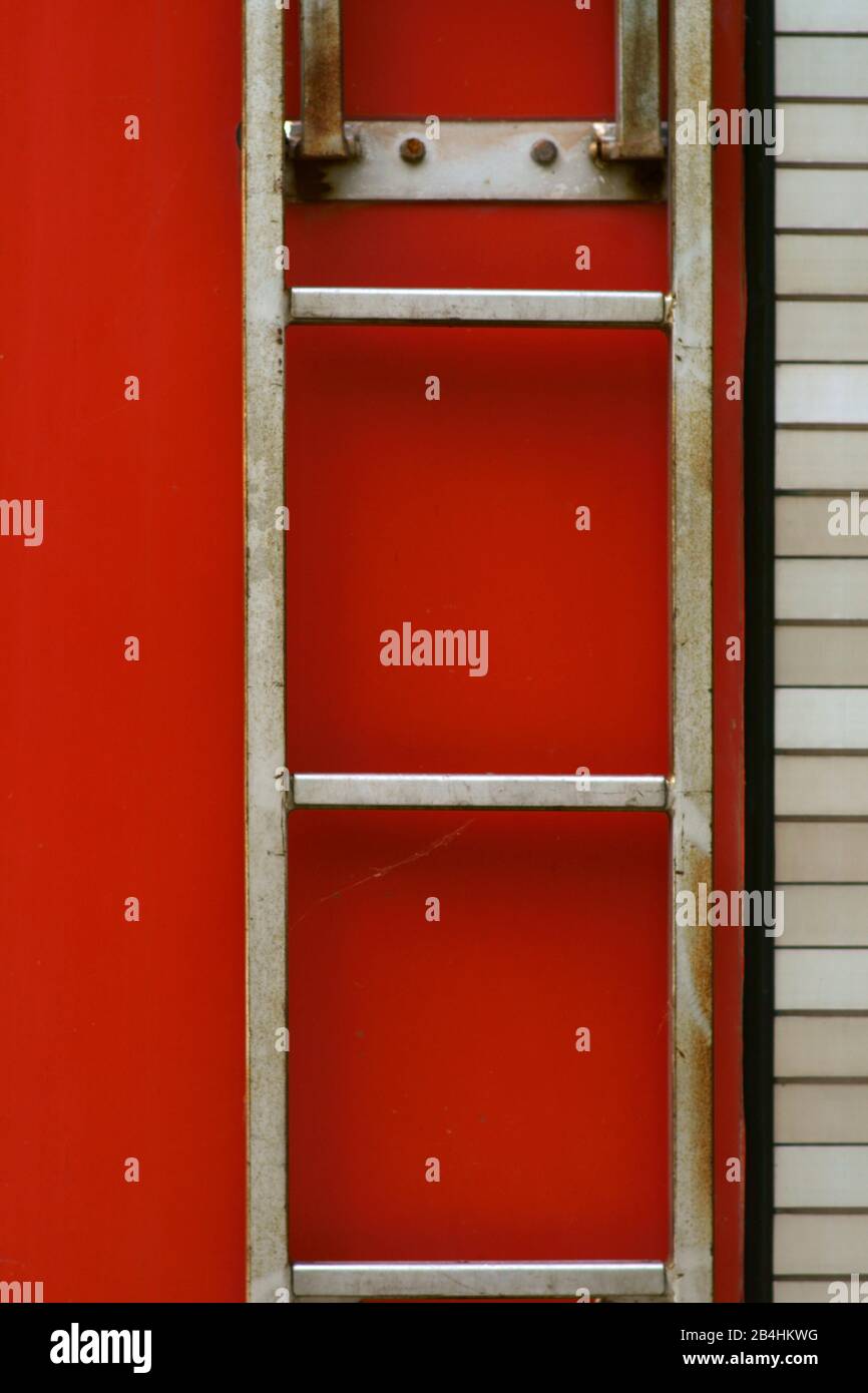 Le gros plan du corps d'un moteur coupe-feu avec une échelle. Banque D'Images