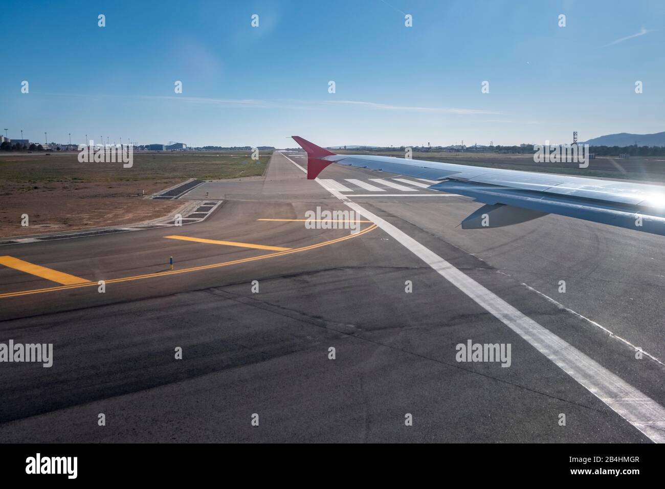 Vue depuis la fenêtre d'un avion sur la piste de Palma de Majorque avec des marques d'aérodrome Banque D'Images