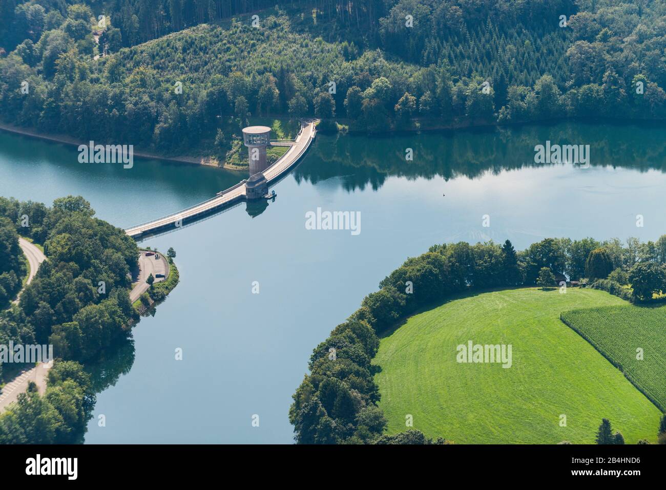 Vue aérienne de Listertalsperre, barrage et réservoir Banque D'Images