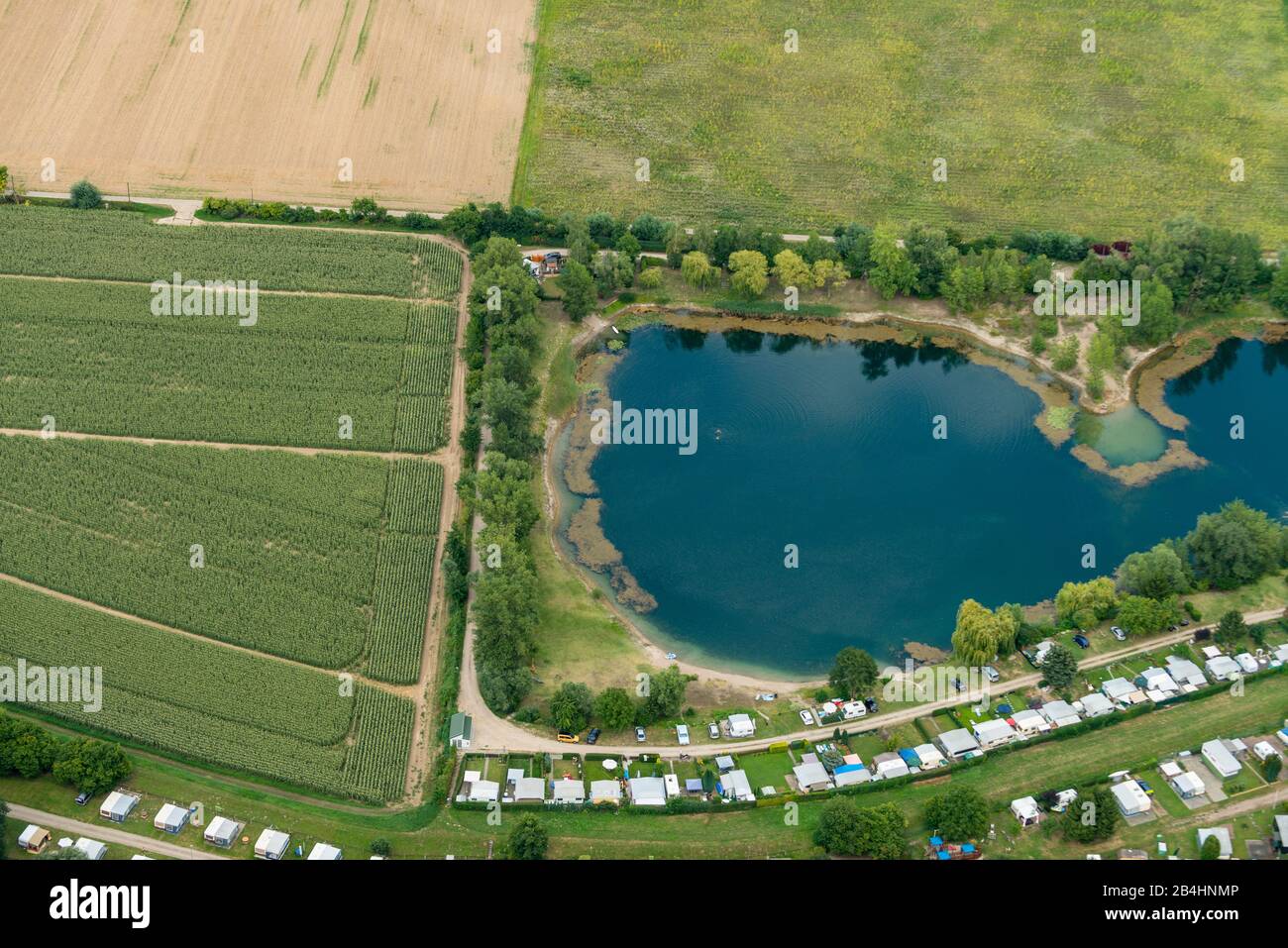 Vue aérienne d'un camping dans un étang plus grand Banque D'Images