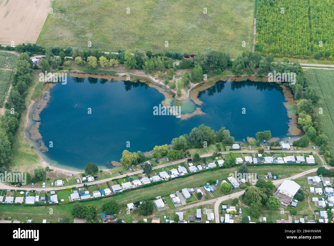 Vue aérienne d'un camping dans un étang plus grand Banque D'Images