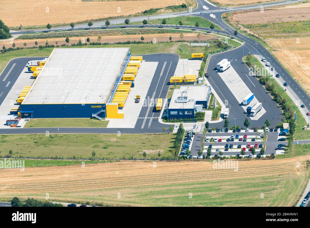 Vue aérienne d'un centre logistique, bâtiment d'entreprise Banque D'Images