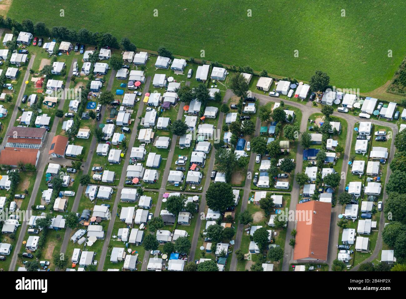 Vue aérienne d'un camping avec caravanes Banque D'Images