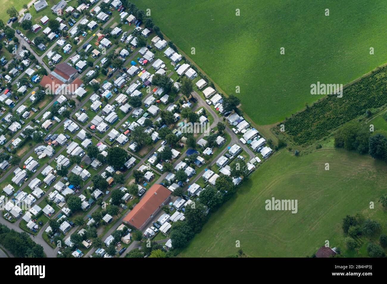 Vue aérienne d'un camping avec caravanes Banque D'Images