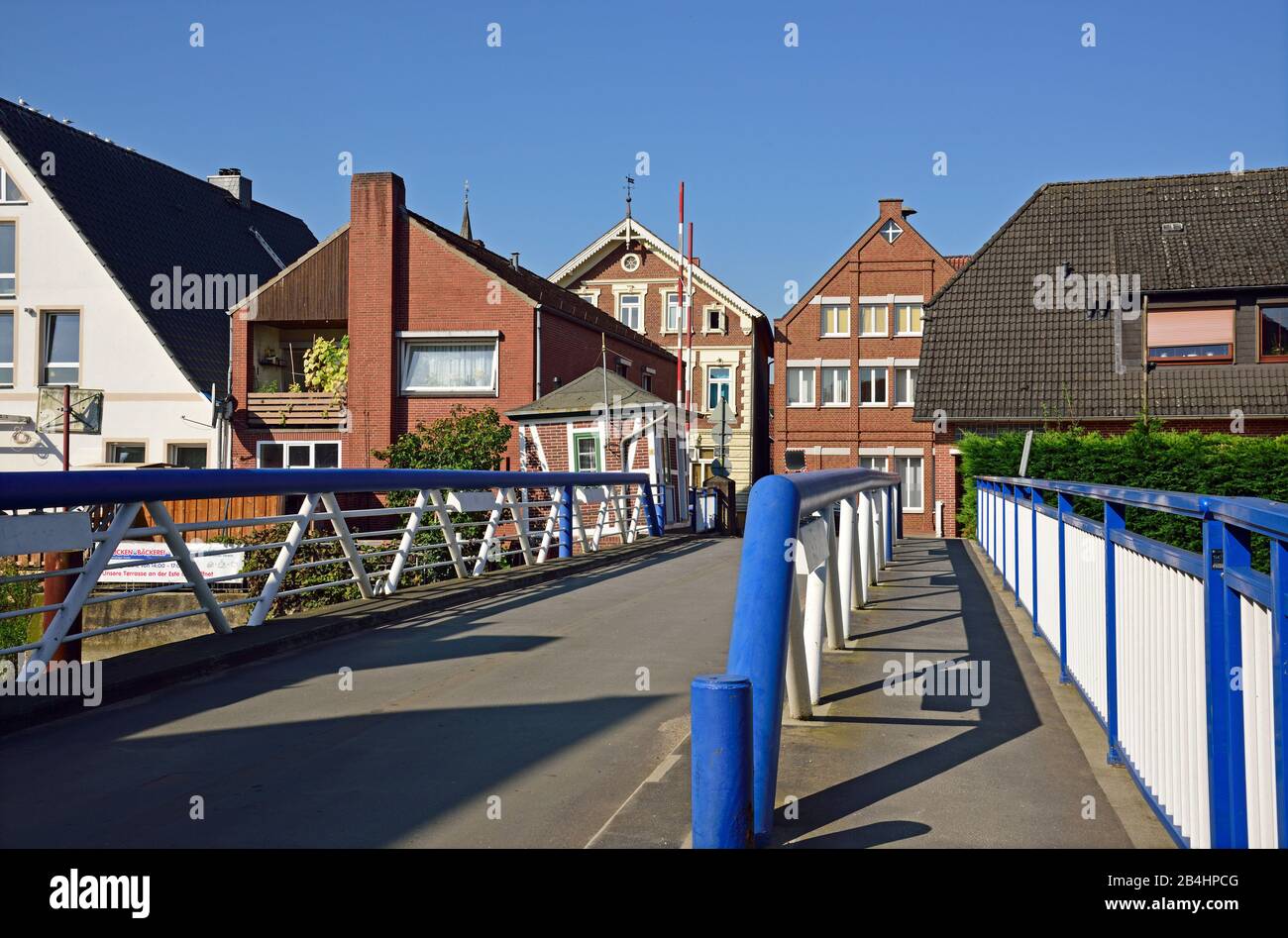 Europe, Allemagne, Basse-Saxe, Altes Land près de Hambourg, Hambourg zone métropolitaine, Jork-Estebrugge, pont tournant au-dessus de l'Este, affluent de l'Elbe, Banque D'Images