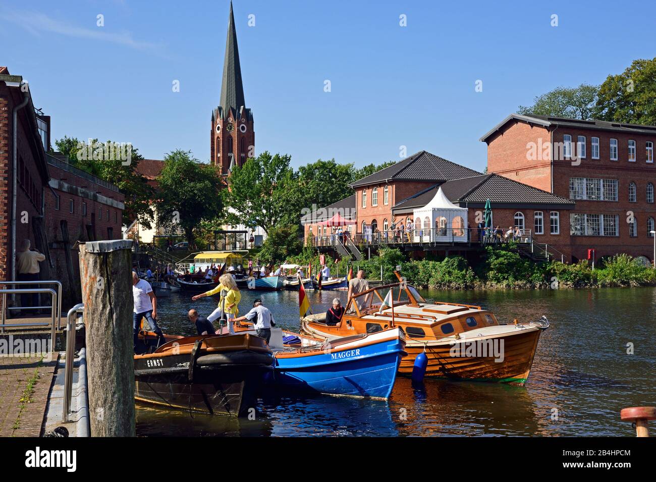 Europe, Allemagne, Basse-Saxe, Buxtehude, région métropolitaine de Hambourg, Este, port, vivant sur l'eau, rencontre des bateaux Tucker, vue sur Kulturforum et tour de Saint Petri, Banque D'Images