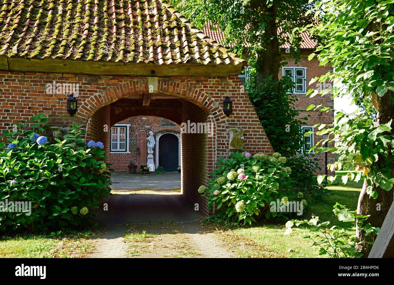 Europe, Allemagne, Basse-Saxe, Altes Land près de Hambourg, Hambourg zone métropolitaine, Jork-Estebrugge, Esteburg, bâtiment historique, à partir de 1609, gatehouse et fossé, Banque D'Images