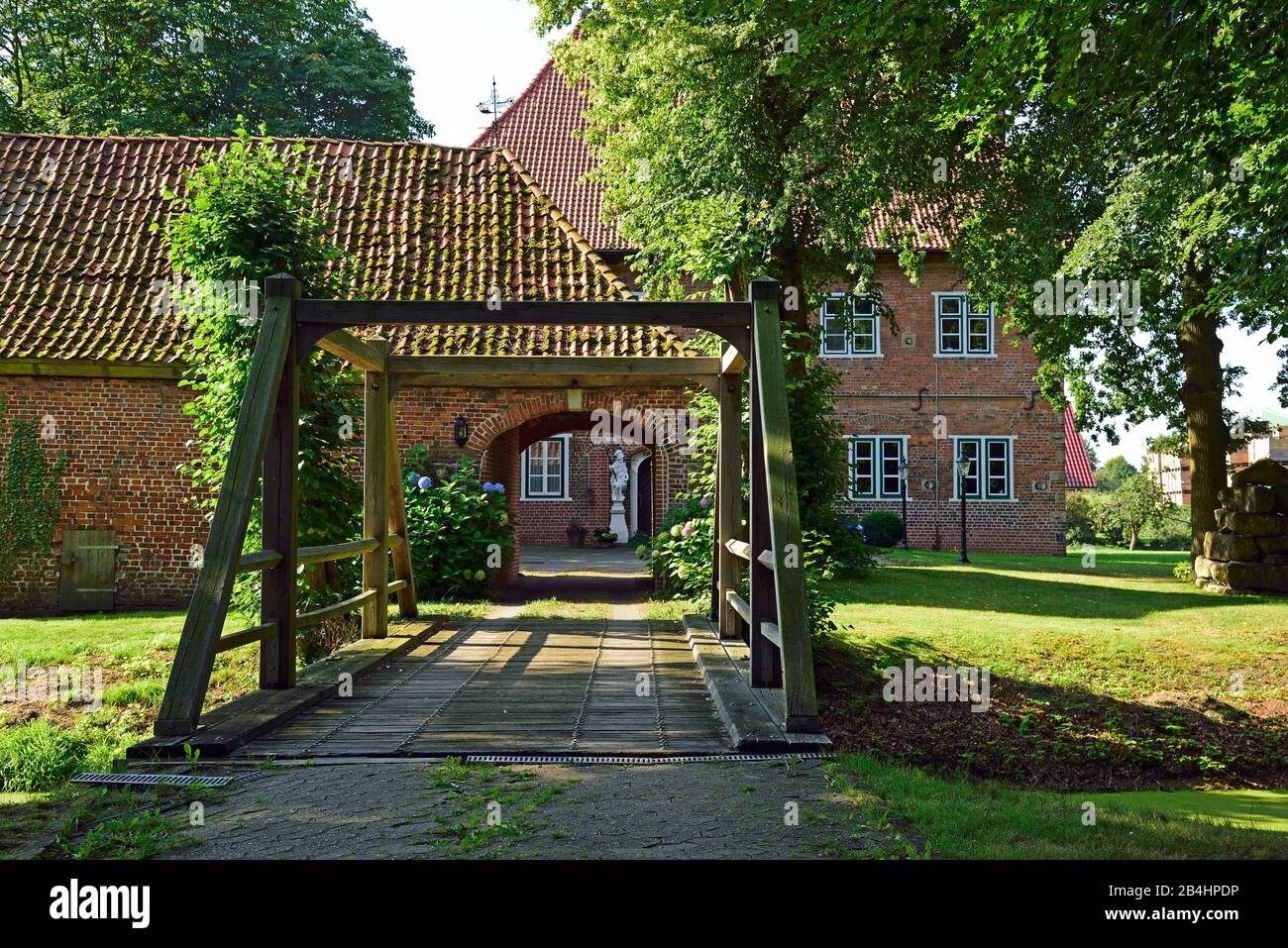 Europe, Allemagne, Basse-Saxe, Altes Land près de Hambourg, Hambourg zone métropolitaine, Jork-Estebrugge, Esteburg, bâtiment historique, à partir de 1609, gatehouse et fossé, pont, Banque D'Images