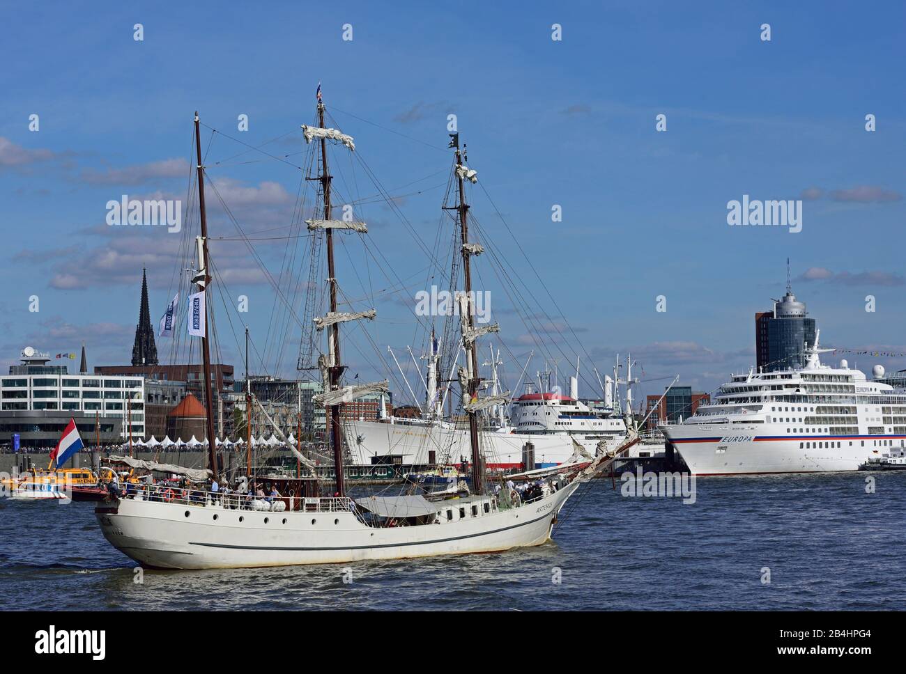 Europe, Allemagne, ville hanséatique de Hambourg, Elbe, Cap San Diego, navire muséal, navire à passagers Europe, barque à trois mâts Artémis, Banque D'Images