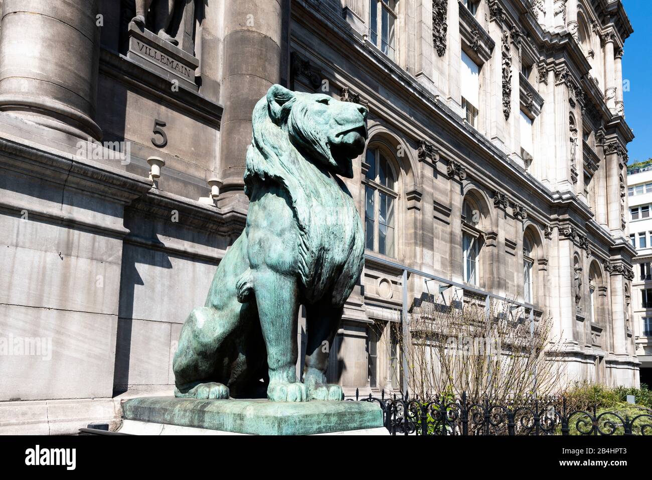 Ein sitzender Löwe vor dem berühmten Hotel de Ville, Paris, Frankreich, Europa Banque D'Images