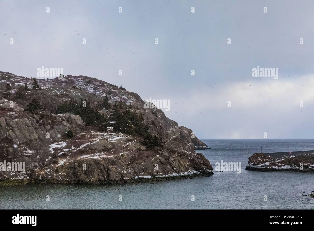 Falaises le long de l'ouverture du port à la mer dans le village de pêcheurs coloré de Quidi Vidi, St. John's, Terre-Neuve, Canada Banque D'Images