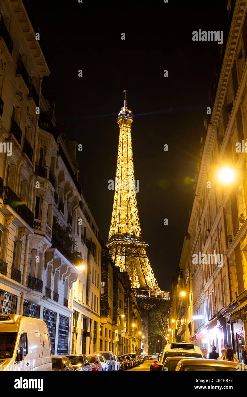 Häuserschlucht mit beleuchtetem Eiffelturm, Paris, Frankreich, Europa Banque D'Images