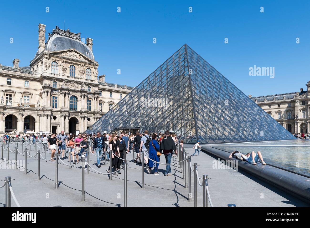 Les touristes se trouvent devant la pyramide du verre au Louvre, Paris, France, Europe Banque D'Images