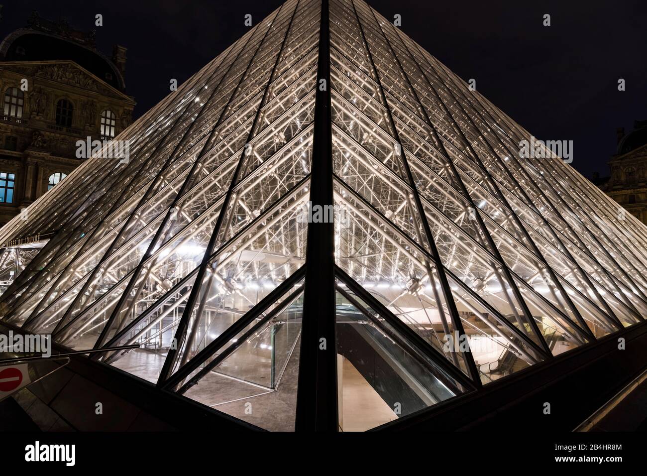 Pyramide de verre éclairée la nuit au Louvre, Paris, France, Europe Banque D'Images