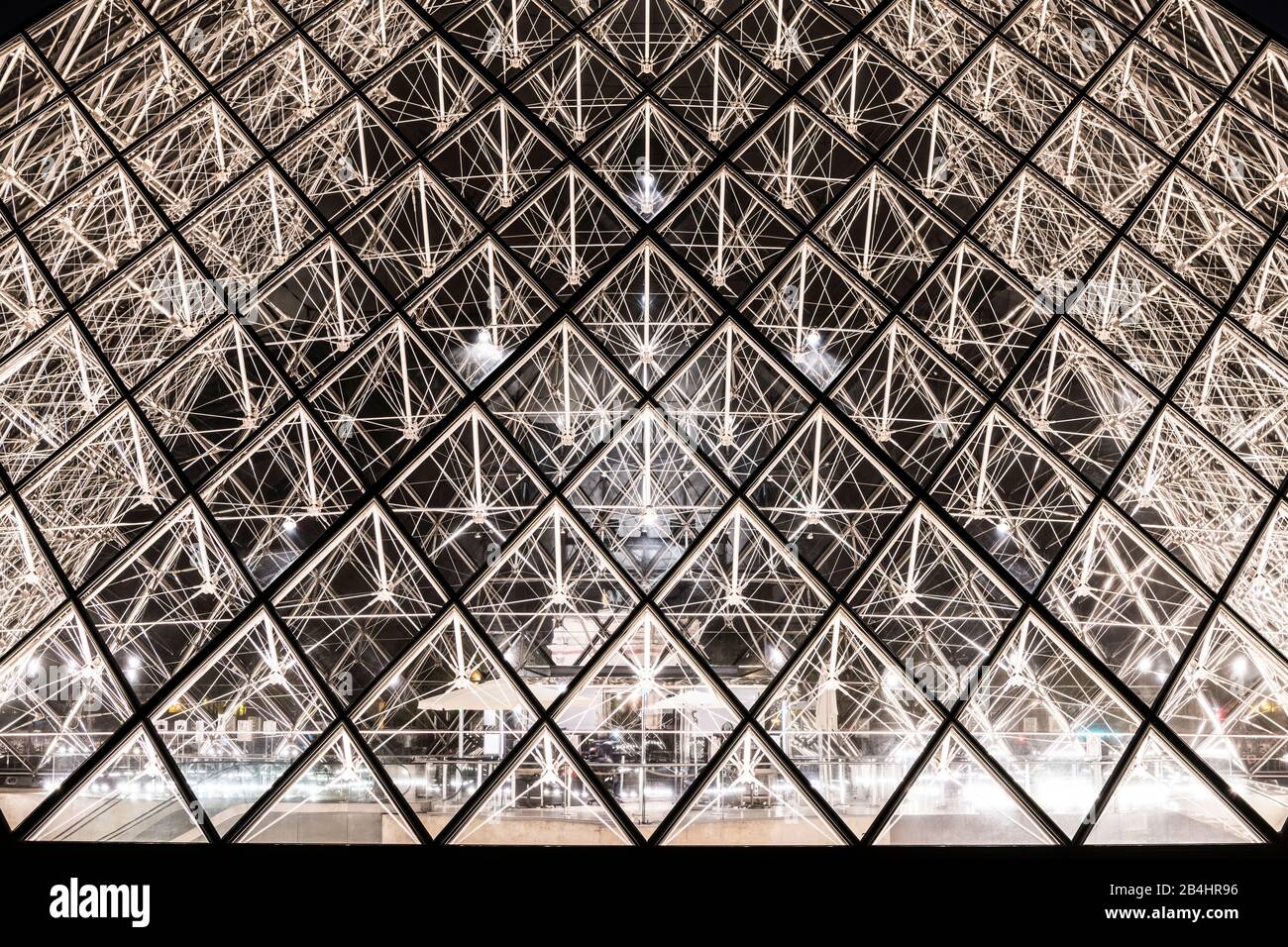 Pyramide de verre éclairée la nuit au Louvre, Paris, France, Europe Banque D'Images