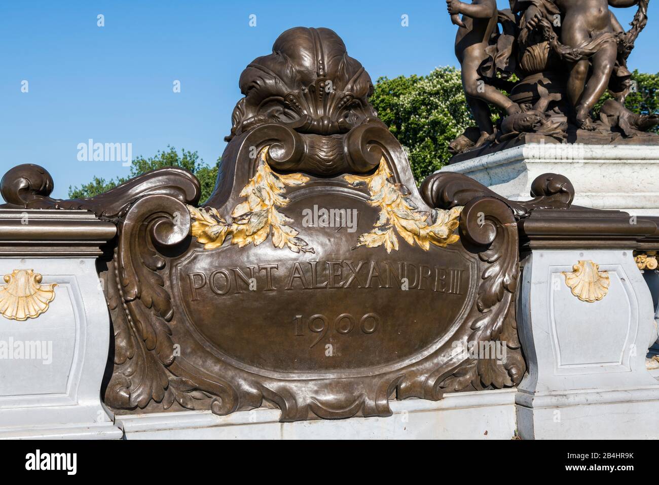 Kupferplatte am Geländer mit der Aufschrift 1897 Pont Alexandre III 1900, Paris, Frankreich, Europa Banque D'Images
