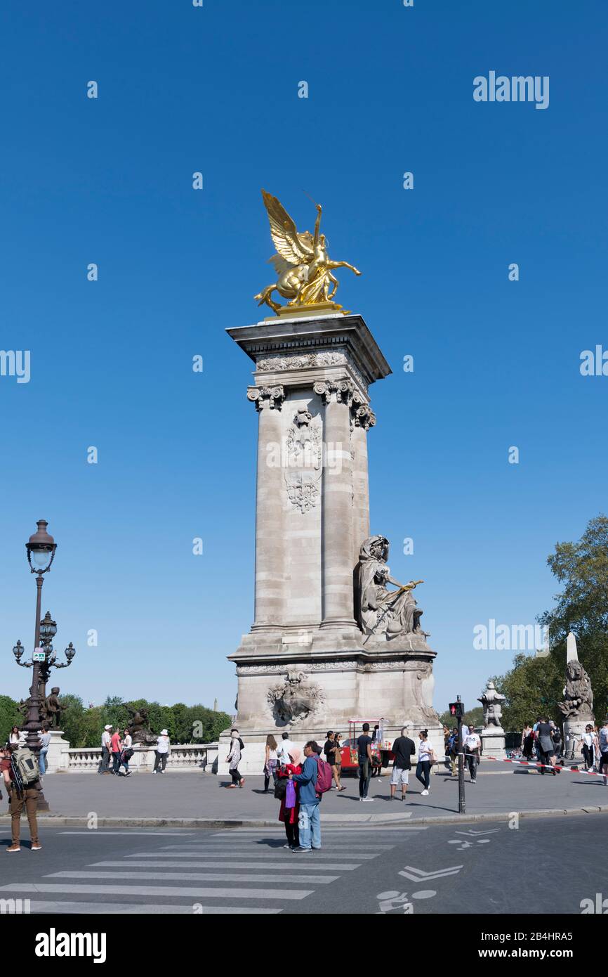 Die Pegasus-Statue la statue Pégase tenu par la Renommée de la guerre von Bildhauer Léopold Steiner auf einem der Pylone der Brücke Pont Alexandre III Banque D'Images