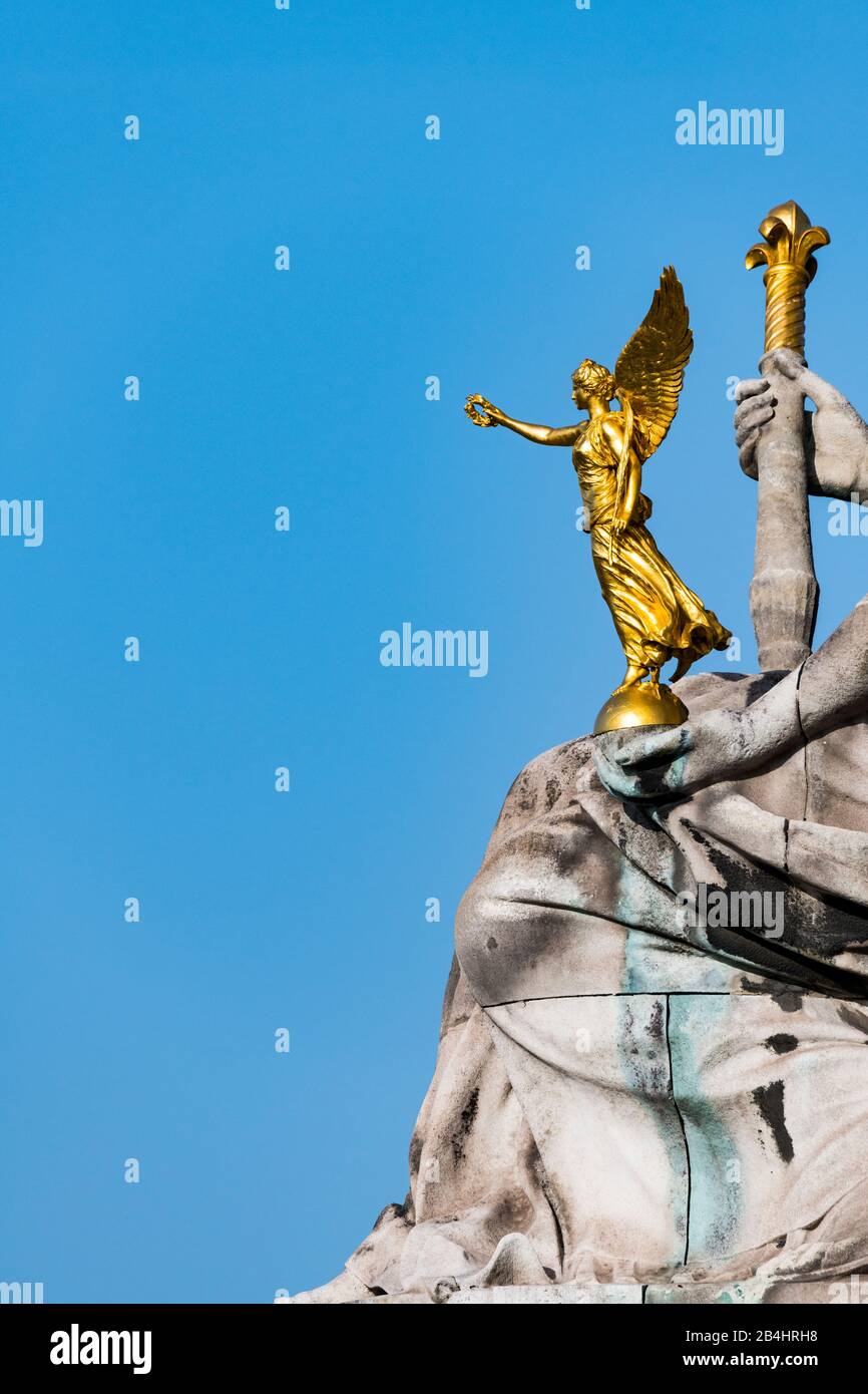 Die Statue la France sous Louis XIV von Laurent Marqueste mit vergoldetem Zepter und Engel vor der Brücke Pont Alexandre III, Paris, Frankreich, Europ Banque D'Images