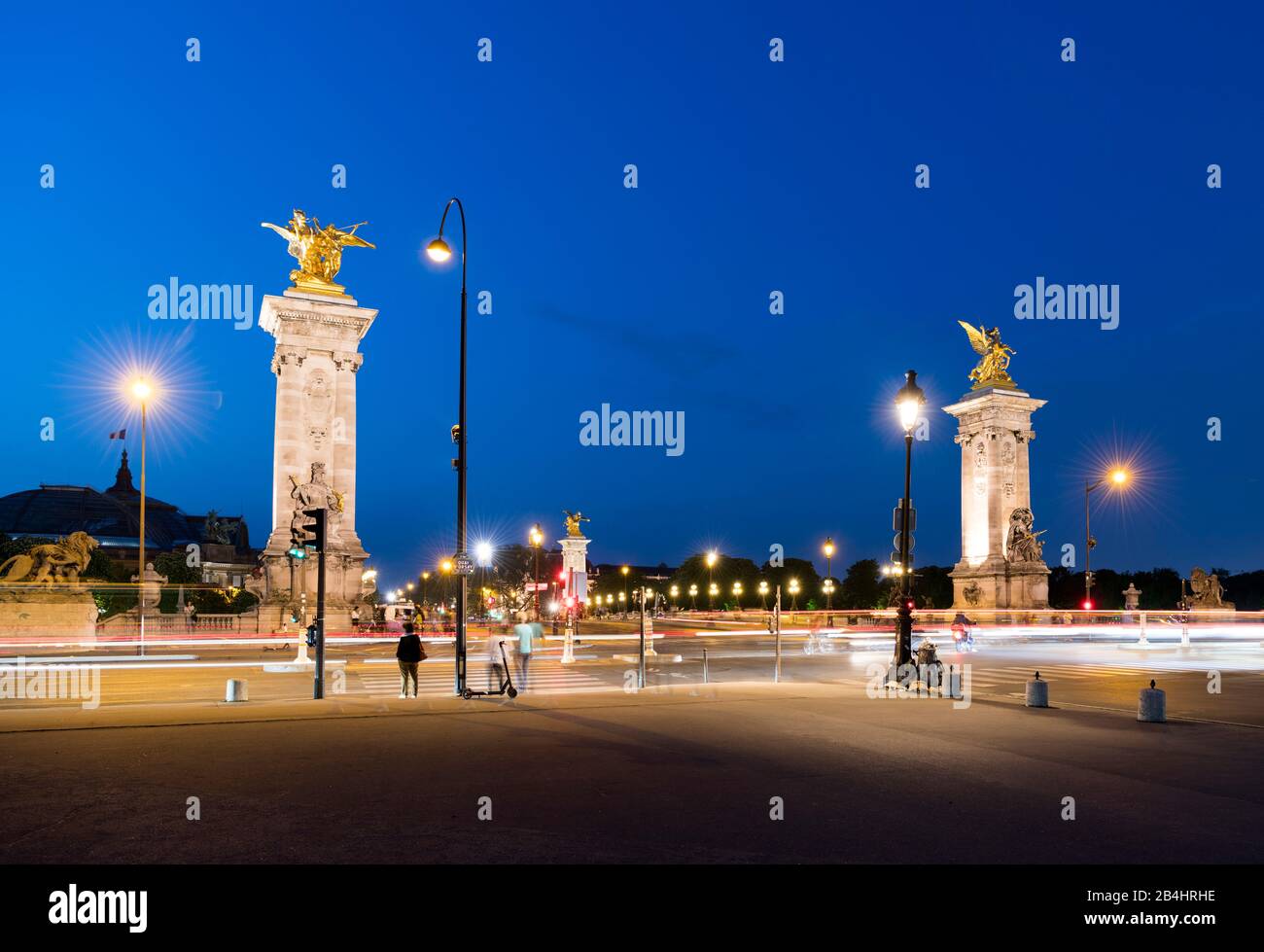 Lichtsfalen von fahrenden Autos und Tristen vor der Brücke Pont Alexandre III, Paris, Frankreich, Europa Banque D'Images