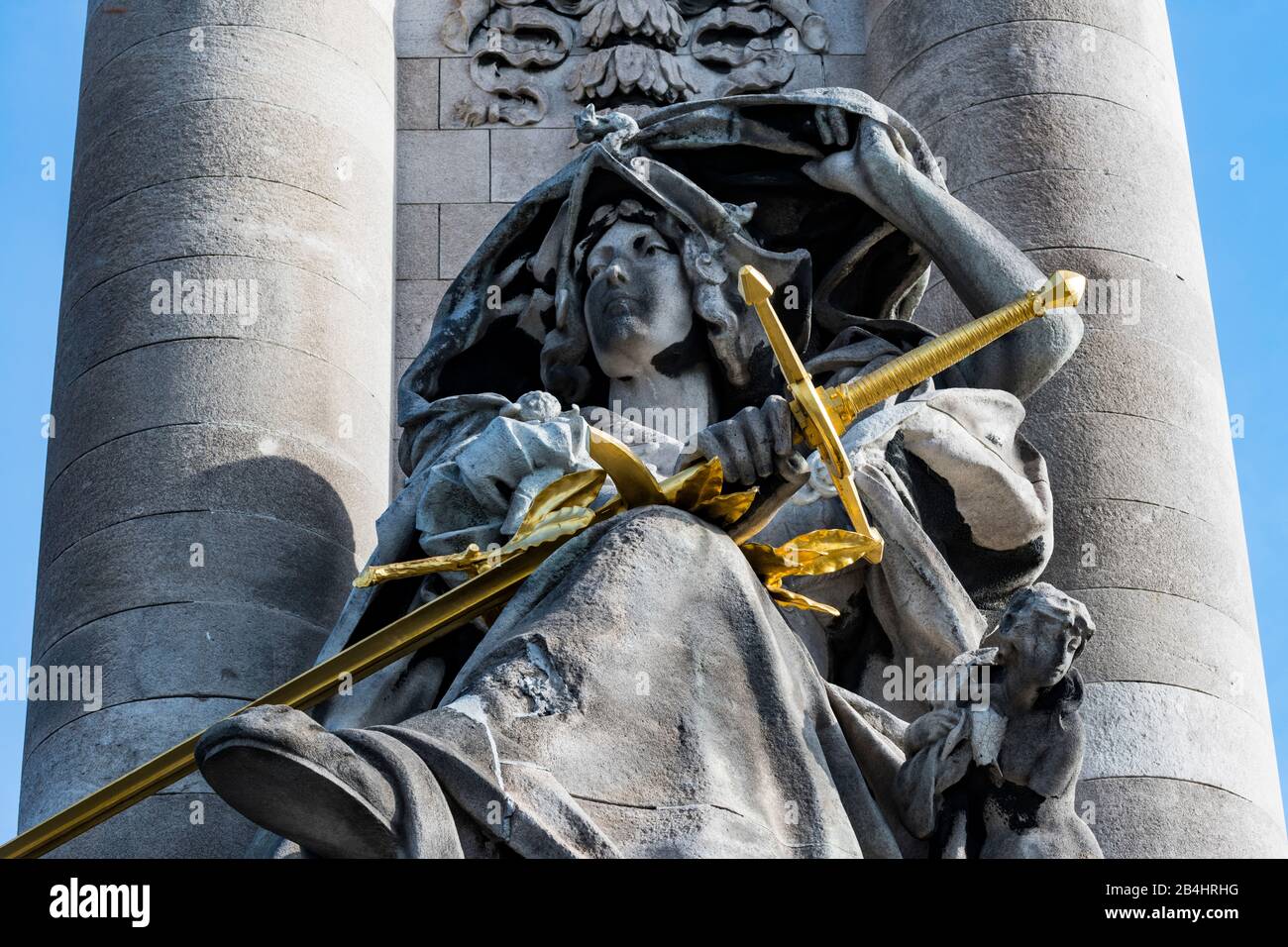 Die Statue la France à la Renaissance von Jules Coulan vor der Brücke Pont Alexandre III, Paris, Frankreich, Europa Banque D'Images