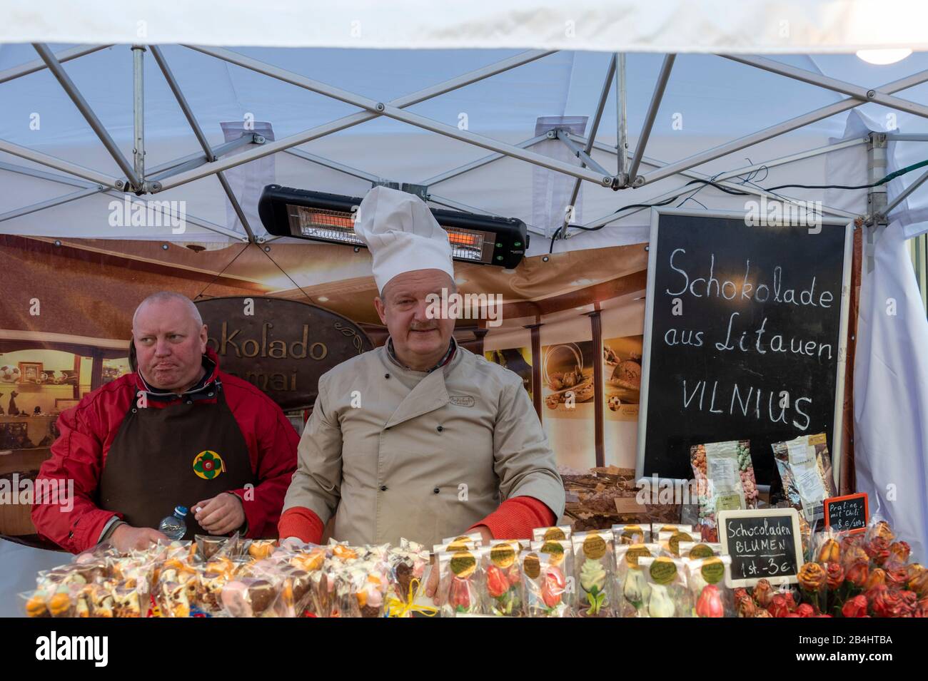 Allemagne, Saxe-Anhalt, Wernigerode, deux hommes, fabricant de chocolat de Vilnus, Lituanie, invités au Chocolate Festival Wernigerode, Harz. Banque D'Images Allemagne, Saxe-Anhalt, Wernigerode, deux hommes, fabricant de chocolat de Vilnus, Lituanie, invités au Chocolate Festival Wernigerode, Harz. Banque D'Images