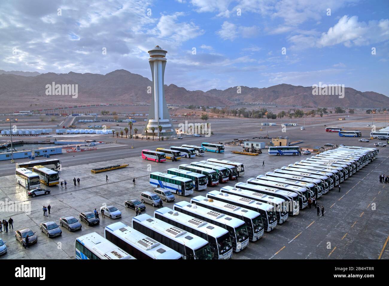 Bus d'excursion pour bateaux de croisière sur l'embarcadère du port d'Akaba Aqaba, Golfe d'Aqaba, Mer Rouge, Jordanie Banque D'Images
