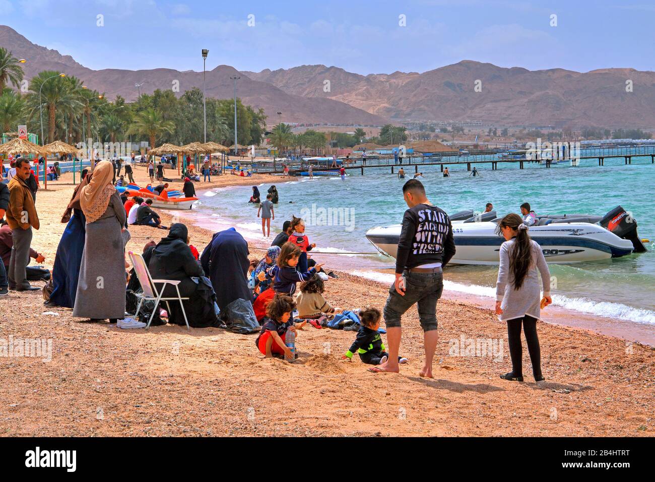 Les habitants de la plage de la ville d'Aqaba Aqaba, Golfe d'Aqaba, Mer Rouge, Jordanie Banque D'Images