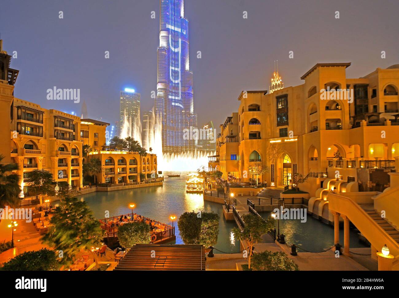 Burj Khalifa 828 m et Souk Al Bahar au lac Burj avec la fontaine de Dubaï la nuit dans le centre-ville, Dubaï, le golfe Persique, Émirats arabes Unis Banque D'Images