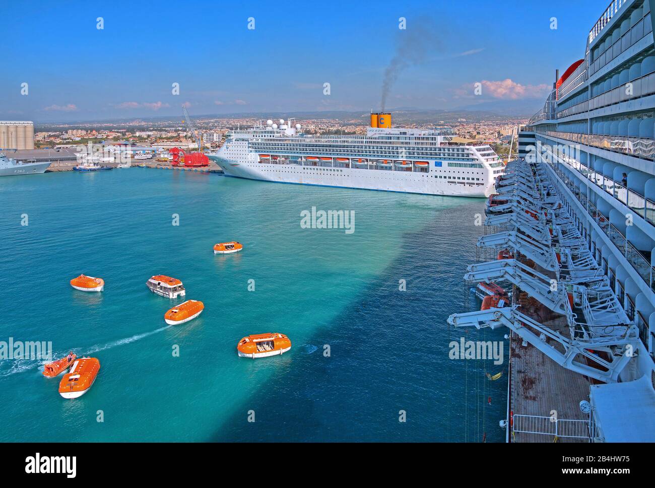 Bateau de croisière Costa Victoria dans le port Limassol, baie d'Akrotiri, mer Méditerranée, Chypre Banque D'Images