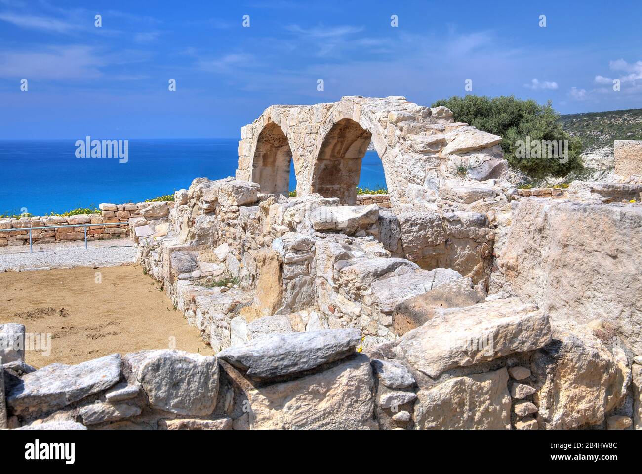 Basilique chrétienne précoce au-dessus de la falaise dans l'ancien site archéologique de Kourion près de Limassol, côte méditerranéenne, Chypre Banque D'Images