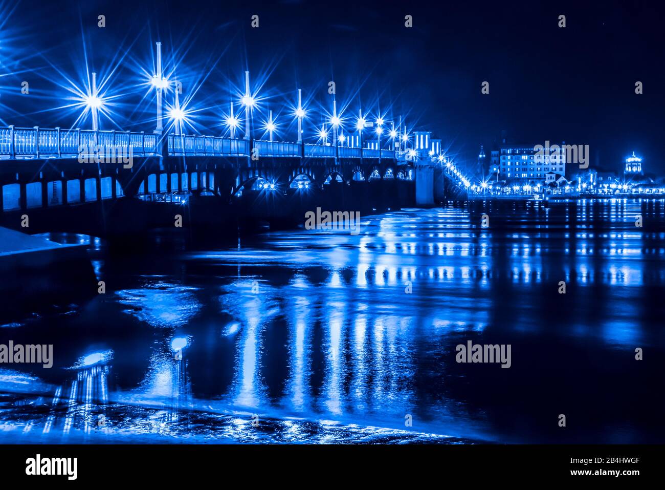 Photo bleue tonifiée du pont des Lions reliant le centre-ville de St. Augustine à l'île Anastasia. Prise de la passerelle en bois à Edgewater Inn. Banque D'Images