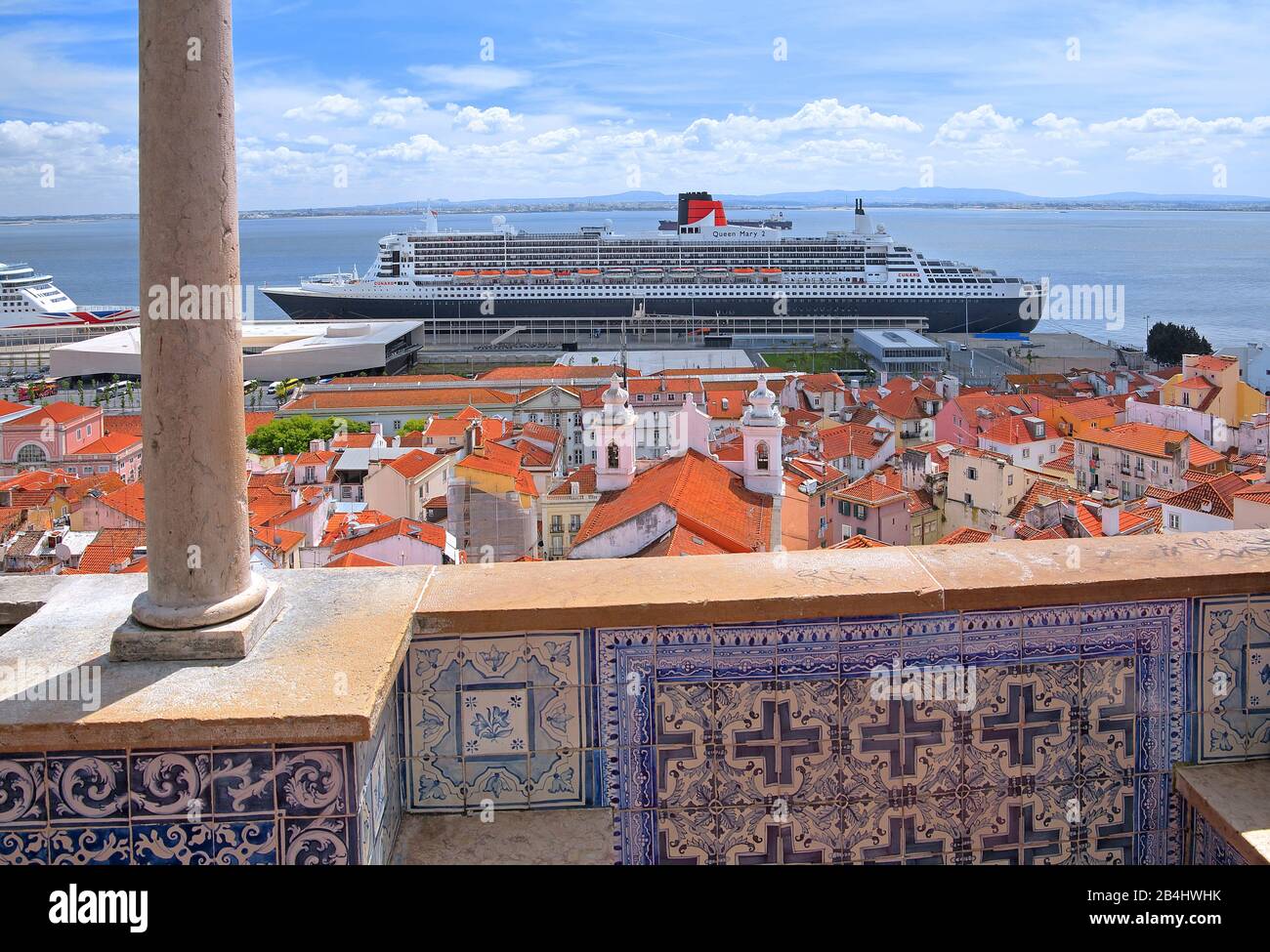 Point de vue Santa Luzia dans la vieille ville avec le paquebot transatlantique Queen Mary 2 dans le port sur le Tage, Lisbonne, Portugal Banque D'Images