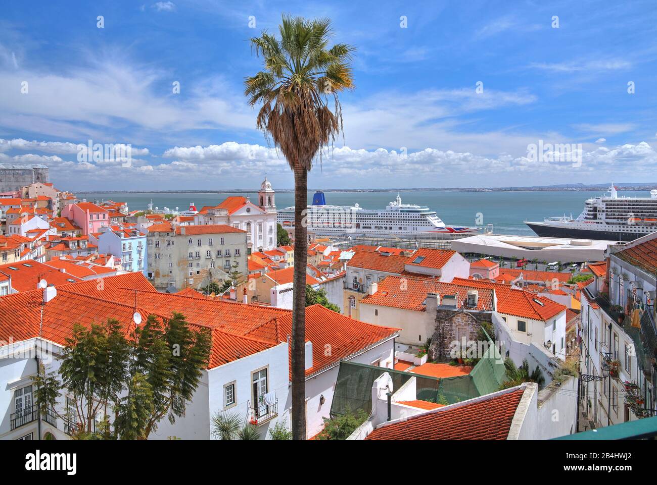 Toits de la vieille ville avec l'église Sao Miguel et le bateau de croisière Aurora dans le port sur le Tage, Lisbonne, Portugal Banque D'Images