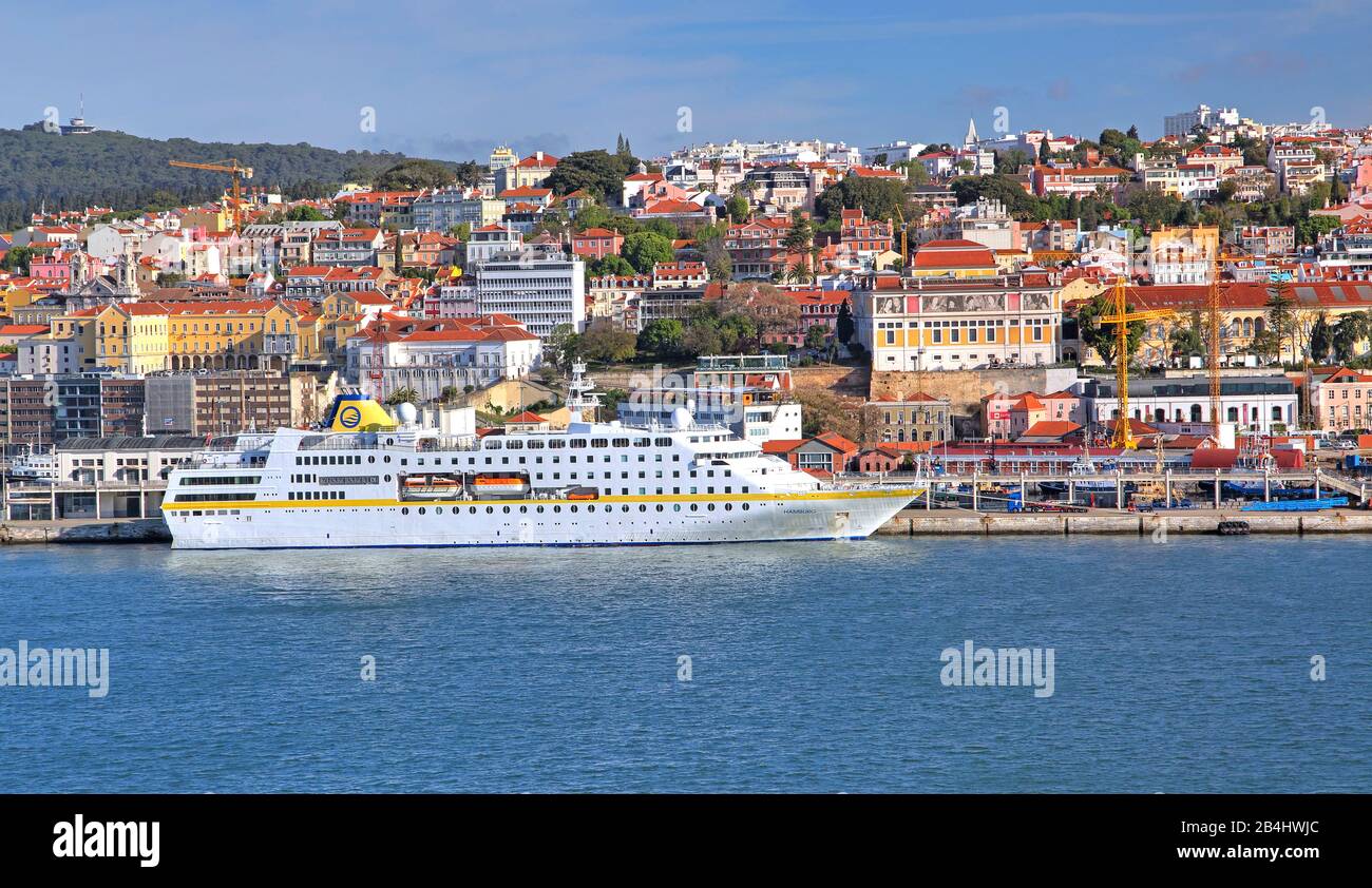 Bord de mer de la ville avec bateau de croisière MS Hamburg dans le port de Tejo, Lisbonne, Portugal Banque D'Images